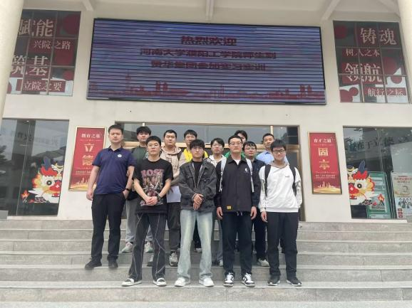 学生参观合影